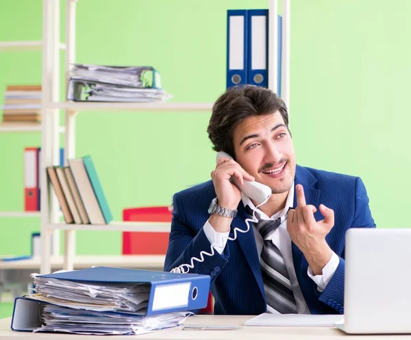 İşadamı ofiste aşırı çalışmaktan memnun değil.