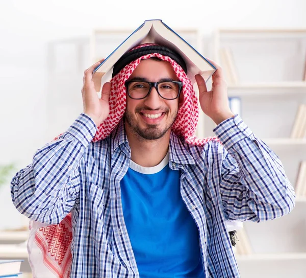 Étudiant arabe se préparant aux examens universitaires — Photo