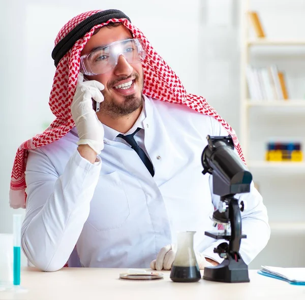 Químico árabe trabajando en la oficina del laboratorio — Foto de Stock