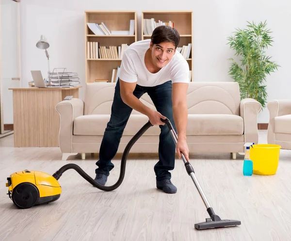 Pria membersihkan rumah dengan vacuum cleaner — Stok Foto