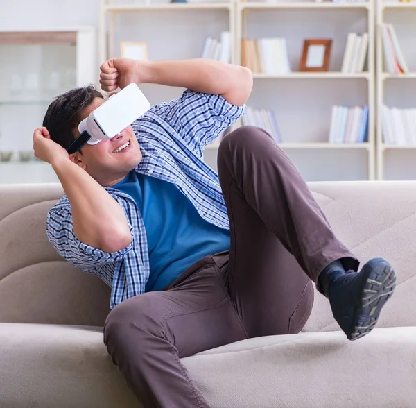 Man met virtual reality bril die thuis speelt — Stockfoto