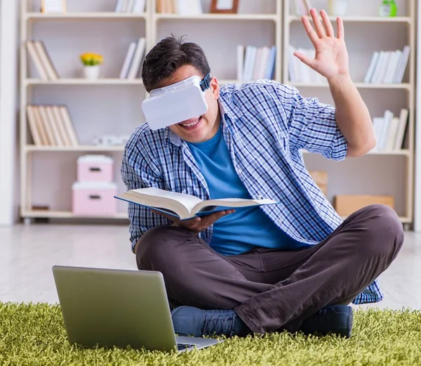 Freelance student met virtual reality bril thuis — Stockfoto