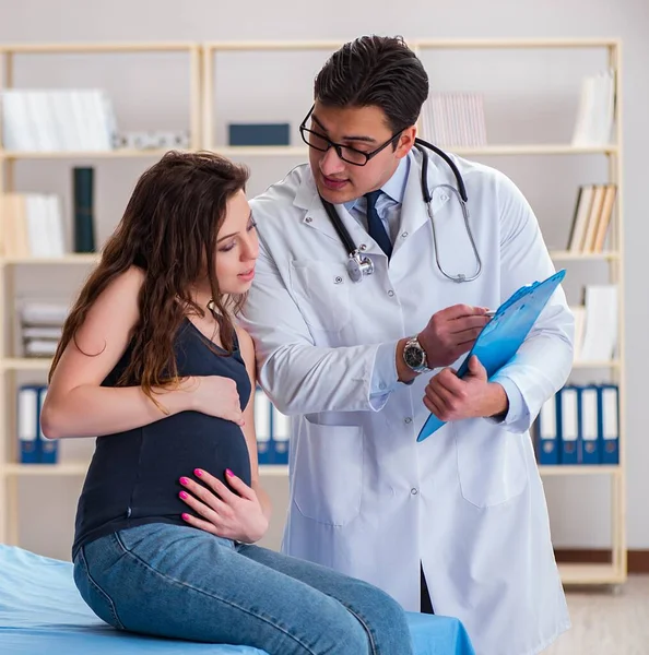 Médico examinando paciente mulher grávida — Fotografia de Stock