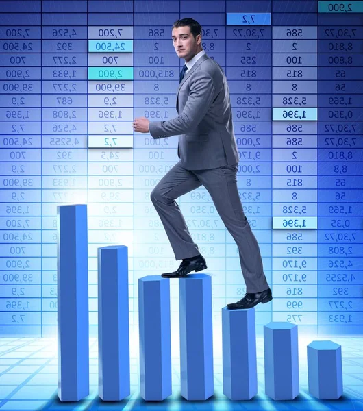 Hombre de negocios escalando gráficos de barras en concepto de negocio — Foto de Stock