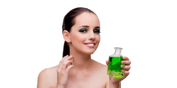 Женщина держит бутылку зеленых духов — стоковое фото