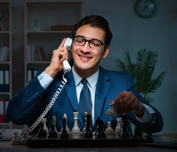 Επιχειρηματίας παίζει σκάκι στην έννοια της στρατηγικής — Φωτογραφία Αρχείου