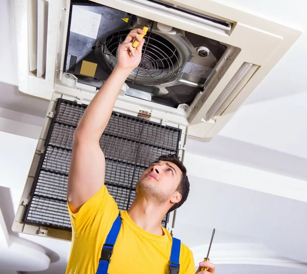 Reparatie van airconditioning aan het plafond — Stockfoto