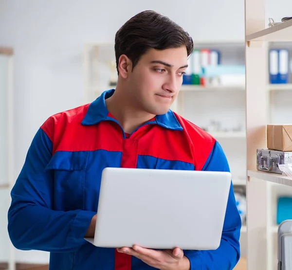 Posta deposunda çalışan adam.