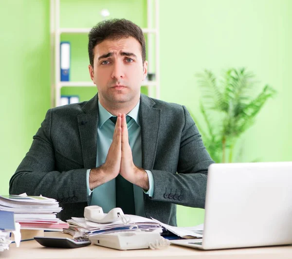 Zakenman boos op buitensporig werk op kantoor — Stockfoto