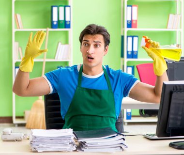 Gizli belgeleri çalmak için daha temiz bir kılıf altında olan erkek casus.