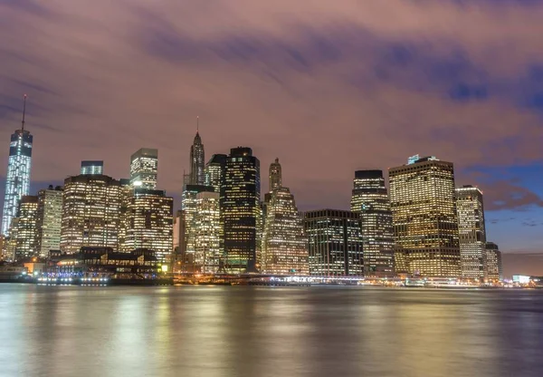 Zicht op Lower Manhattan vanuit Brooklyn — Stockfoto