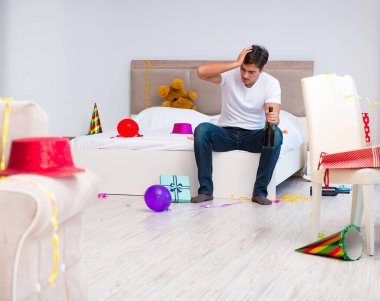 Yoğun bir Noel 'den sonra evde parti var.