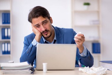 İş yerinde acı çeken genç bir erkek işçi.