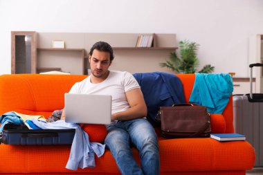 Genç öğrenci eve gitmek için hazırlanıyor.