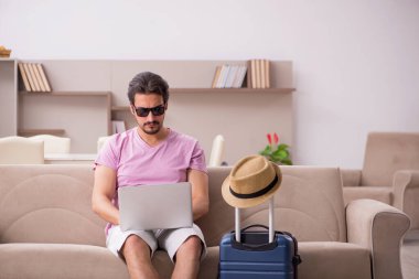 Genç adam eve gitmeye hazırlanıyor.