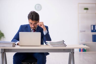 İş yerinde çalışan genç bir erkek.