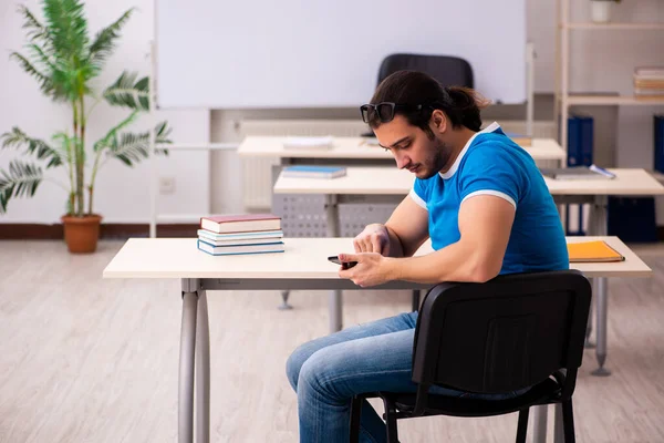 Joven estudiante masculino en el aula — Foto de Stock