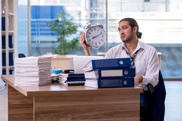 Junge männliche Angestellte unzufrieden mit exzessiver Arbeit im Büro — Stockfoto