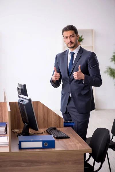 Jonge mannelijke werknemer werkzaam in het kantoor — Stockfoto