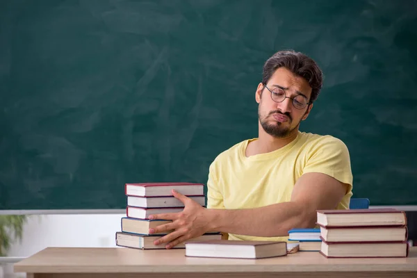 Jovem estudante se preparando para exames em sala de aula — Fotografia de Stock