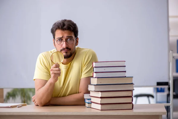 Joven estudiante masculino preparándose para los exámenes en el aula — Foto de Stock