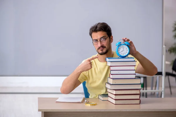 Jovem estudante se preparando para exames em sala de aula — Fotografia de Stock