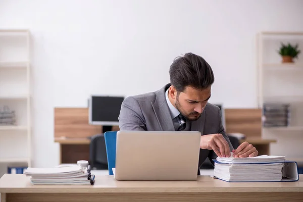 Joven empleado masculino que trabaja en la oficina — Foto de Stock