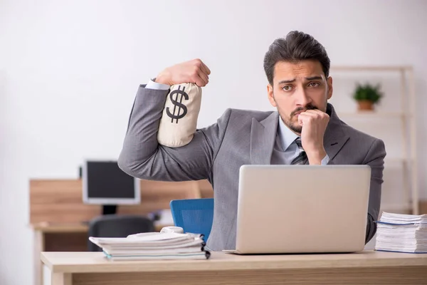 Joven trabajador masculino en concepto de remuneración —  Fotos de Stock