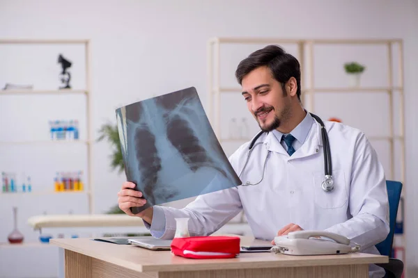 Ung manlig röntgenläkare som arbetar på kliniken — Stockfoto