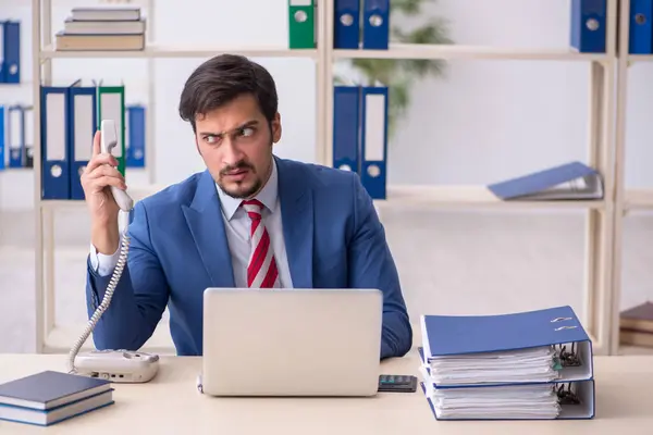 Joven empleado masculino que trabaja en la oficina — Foto de Stock