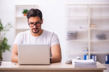 İş yerindeki genç erkek öğrenci.