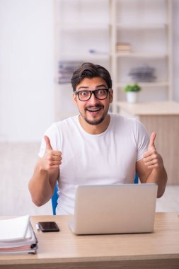 İş yerindeki genç erkek öğrenci.