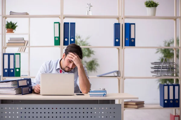 Jeune employé masculin travaillant au bureau — Photo