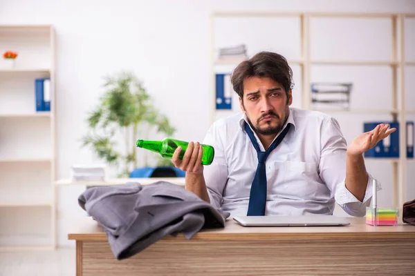 Fiatal alkoholfüggő alkalmazott ül az irodában — Stock Fotó