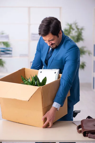 Junge männliche Mitarbeiter in Standortverlagerungskonzept — Stockfoto