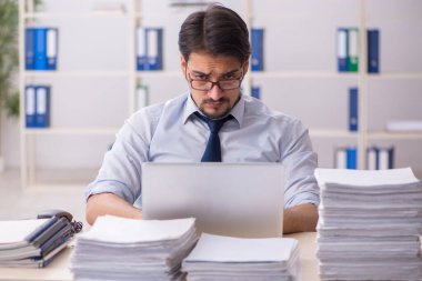 Genç işadamı aşırı çalışmaktan memnun değil.