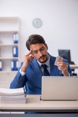 İş yerinde acı çeken genç bir erkek işçi.