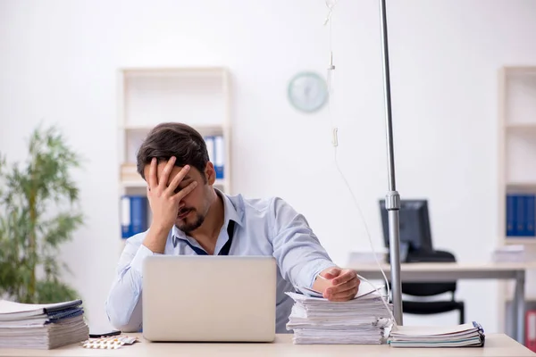 Joven empleado masculino que sufre en el lugar de trabajo —  Fotos de Stock