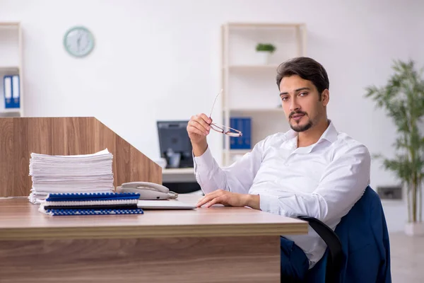 Giovane dipendente maschio e troppo lavoro in ufficio — Foto Stock