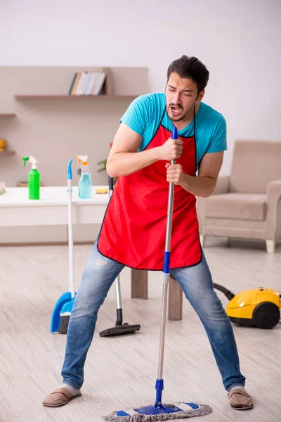 Kontraktor pria muda membersihkan rumah — Stok Foto