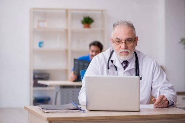 Klinikte çalışan iki erkek doktor.