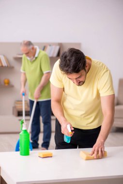 İki erkek müteahhit evi temizliyor.