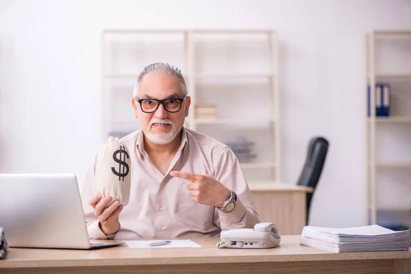 Antiguo empleado masculino en concepto de remuneración — Foto de Stock