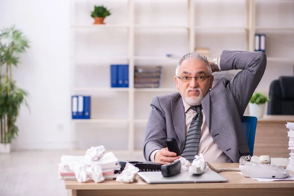 Viejo empleado que trabaja en el lugar de trabajo —  Fotos de Stock