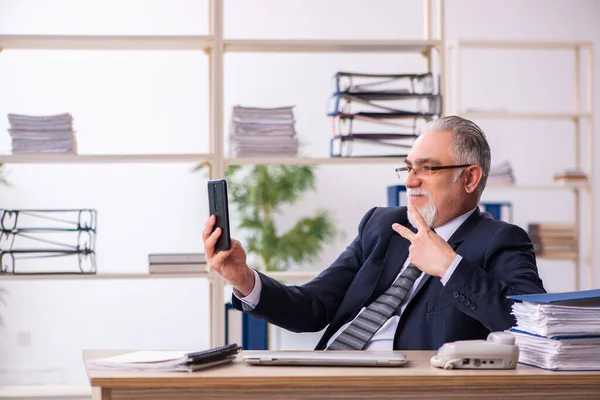 Ancien employé masculin travaillant sur le lieu de travail — Photo