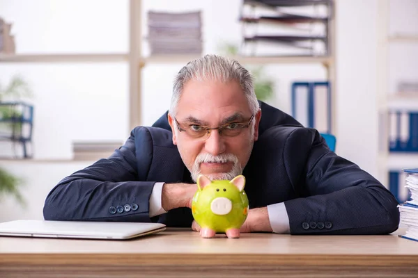 Gammal manlig anställd i pension koncept — Stockfoto