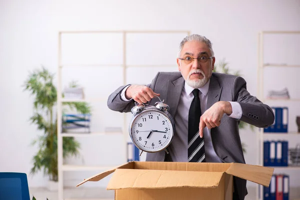 Employé masculin licencié dans le concept de gestion du temps — Photo