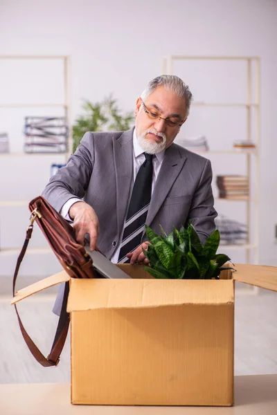解雇の概念の古い男性従業員 — ストック写真