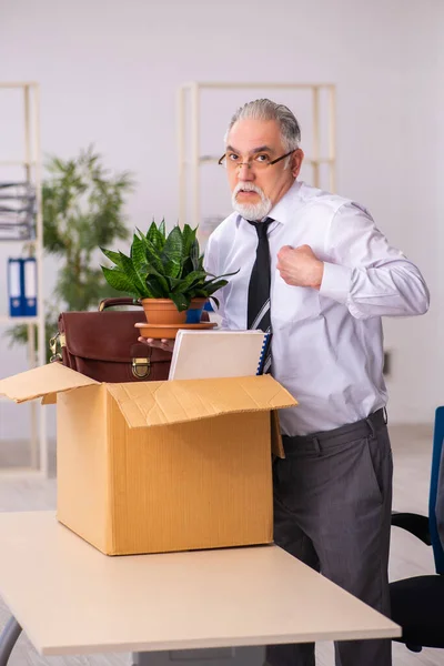 Alter männlicher Mitarbeiter im Kündigungskonzept — Stockfoto