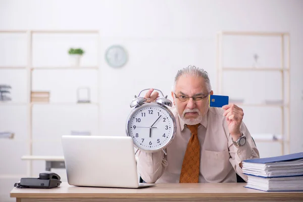 Starý muž zaměstnanec v konceptu řízení času — Stock fotografie
